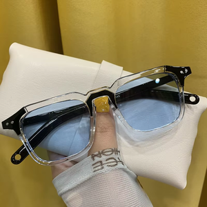 Gafas de sol de diseño moderno y asequible para hombres y mujeres, con montura pequeña y protección UV, ideales para el turismo playero. - Product Image 3