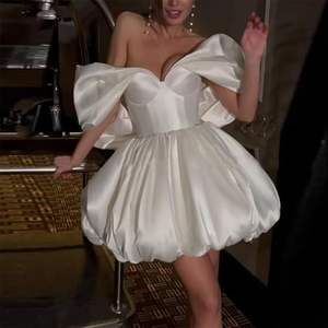 Ruolai WTH059 Vestido de Noiva Curto Sexy em Cetim Marfim Modelo Sereia com Mangas Bufantes Curtas e Ombros à Mostra - Product Image 5