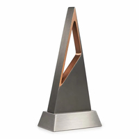 Trophée personnalisé en métal avec anneau de fixation, cadre triangulaire anthracite et bande dorée, design Angel Fashion, récompense sportive pour le Nouvel An