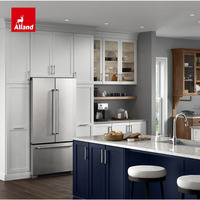 Armoire de cuisine en bois massif Alland Luxury X Shape Panel Sugar Creek Paint Grade Magnolia et Tidal avec accents en cerisier Biscotti