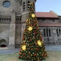 Sapin de Noël artificiel moderne sur pied avec lumières LED et décorations en forme d'ours pour la décoration de hall d'hôtel
