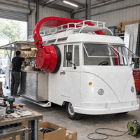 Food truck blanc de style vintage classique, carrosserie en fibre de verre avec alimentation intégrée et espace de préparation pour utilisation en extérieur