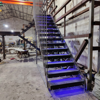 Moderne Holz- und Stahltreppe mit Geländer aus gehärtetem Glas, Metallhandlauf, Innen-Geradtreppe, Treppenlift, Steigende Treppe