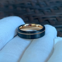 Ouyuan bijoux prêts à être expédiés, incrustation de cordes de guitare brossées, bagues en tungstène noir or pour hommes