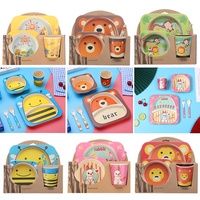 Ensemble de vaisselle cinq pièces pour bébé, motif dessin animé mignon, comprenant assiette à compartiments créative, tasse à bec, cuillère et fourchette, idéal pour cadeau de naissance, vente en gros