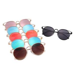 Lunettes de soleil œil de chat en métal pour femme, monture noire, protection UV400, style urbain, pour le voyage et la mode transfrontalière - Product Image 2