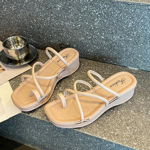 Pantuflas de invierno personalizadas al por mayor, pantuflas de felpa para interiores, pantuflas suaves para el hogar, pantuflas de lana de color liso. - Product Image 4