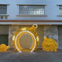 Outdoor-Weihnachtsdekoration 3D LED Riesiger Kugelbogen Motiv-Licht Warmweiß Wasserdicht Gold-Kugel-Set für Einkaufszentrum-Eingang