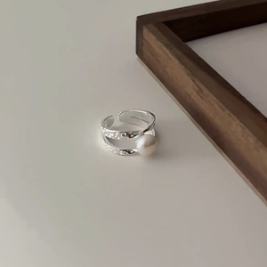 Anillo de perlas naturales en capas, plata de ley S925, engaste en bisel, diseño minimalista para mujer, uso diario. - Product Image 3