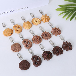 Llavero de resina simulada con forma de galleta, mini pretzel, bizcocho de mantequilla, adorno para mochila con diseño de postre lindo - Product Image 1
