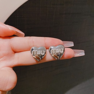 Boucles <span class=keywords><strong>d</strong></span>'oreilles pendantes en forme de cœur avec perles, style français tendance Miu, en alliage <span class=keywords><strong>d</strong></span>'<span class=keywords><strong>argent</strong></span> électroplaqué pour femmes - Product Image 3