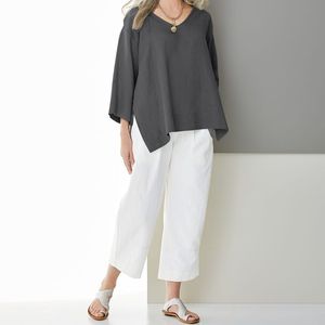 Camiseta informal de verano para mujer, estilo europeo y americano, con cuello en V, de algodón y lino, con mangas tres cuartos y corte holgado. - Product Image 3