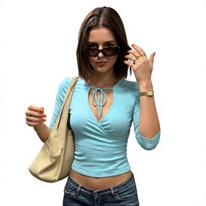 Haut court bleu clair pour femmes, manches trois quarts, col en V, tricoté, ajouré, style Y2K, coupe ajustée, pour le printemps et l'été - Product Image 1