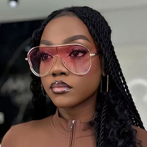 Lunettes de soleil punk vintage 2025 à verres évidés, protection UV400, monture pilote en métal, grandes lunettes de soleil pour femmes - Vente en gros - Product Image 4