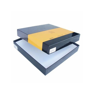 Boîte à chemises à profil fin avec ouverture latérale, revêtement doux au toucher et marque discrète pour les labels de vêtements modernes - Product Image 1