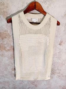 Top de cuello redondo de Cachemira de ganchillo de punto sin mangas en blanco - Product Image 5