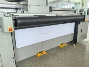 Automatischer 1,8 M Roll-to-Roll-Flachbett-UV-Tinten drucker mit Ricoh Konica-Druckkopf BYHX-Programm EVA-Banner drucker Zustand Neu - Product Image 6