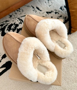 Nouvelles bottes de neige chaudes et luxueuses à semelle épaisse, style tendance, avec semelle souple, chaussures en laine pour l'hiver et le printemps - Product Image 1