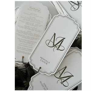 Étiquettes suspendues personnalisées en papier coton pour mariage, avec monogramme et pompon, imprimées en sérigraphie, rectangulaires, pour nommer les tables d'événements - Product Image 1