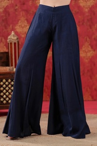 Tenue ethnique avec embellissements floraux faits à la main, en soie Chanderi légère, pour mariage, ensemble Sharara Raat Rani, excellent prix - Product Image 2