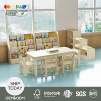 Moderno conjunto de estanterías de madera para la zona de lectura de guarderías, para habitaciones infantiles, aulas Montessori y uso escolar.