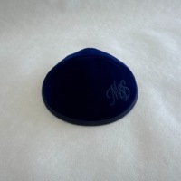 Kipá/Yarmulke de terciopelo azul marino personalizada de fábrica con monograma bordado e interior impreso para Bar Mitzvah