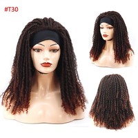 La dame portant un foulard, vêtu d'un bonnet en crochet de style africain avec une longue bande de cheveux tressée