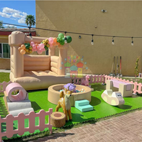 Aire de jeux intérieure moderne, ensemble de jeux doux rose, grimpeur d'équilibre et fosse à balles pour enfants, location de vinyle pour les écoles et les fêtes