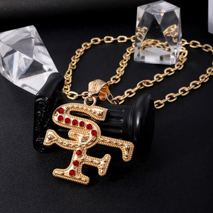Collar con colgante de letra, aleación de zinc, engaste pavé, pedrería roja, joyería de moda para fiestas, para hombres y mujeres - Product Image 1