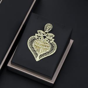 Collier pendentif pour femme JXX plaqué or 18 carats avec breloques cœur ajourées colorées - Product Image 3