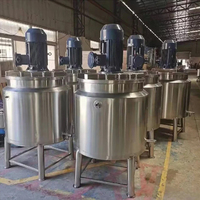 Réacteur de saponification pour détergent, machine à lessive, cuve de mélange pour la fabrication de savon liquide et en barre