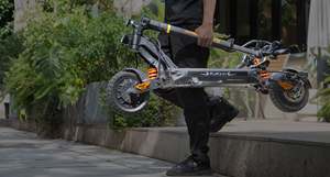 Trottinette électrique unisexe pliable en alliage d'aluminium, double moteur sans balais 2000W, pneus tout-terrain 10 pouces, autonomie 70 km - Product Image 6