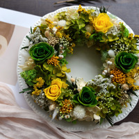 Couronne de roses éternelles élégante avec eucalyptus et coton, cadeau de Noël et de la Saint-Valentin, décoration pour le salon, la chambre à coucher, le cadre de porte