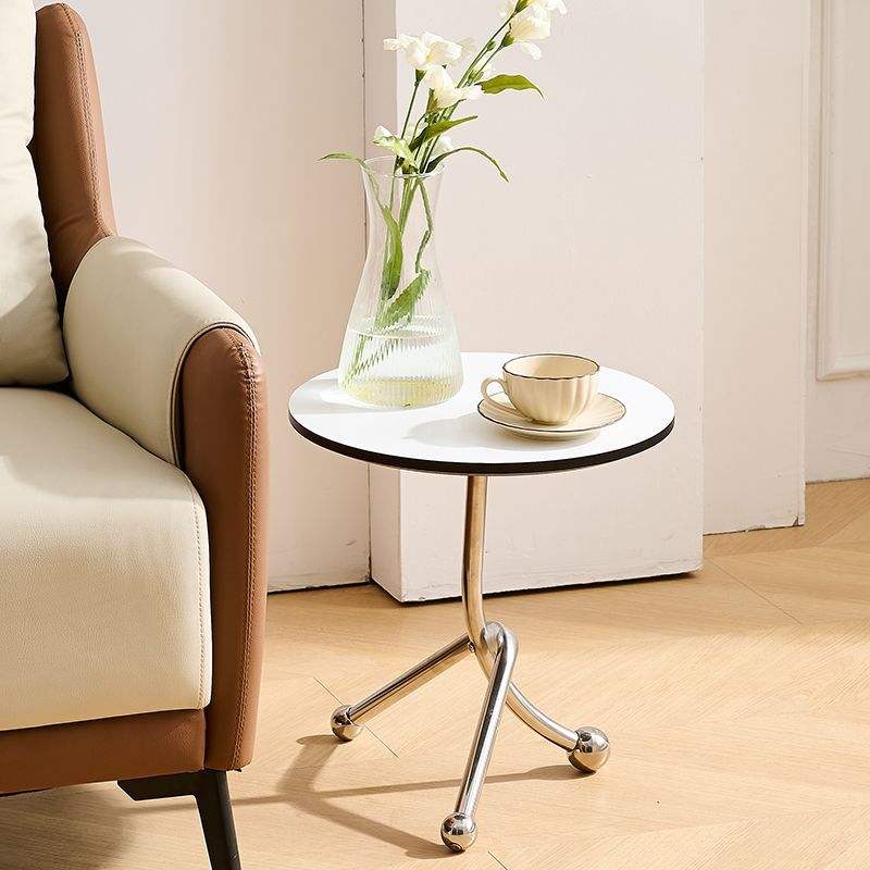 Superficie blanca con ribete negro.