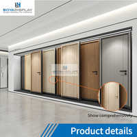 Présentoir robuste en bois pour portes avec système de tirage horizontal pour exposition de portes intérieures en showroom