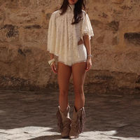 Ensemble sexy en dentelle avec haut cape à col montant et short, chemisiers sans manches à découpes et lacets, short moulant, tenue d'été pour les vacances