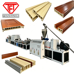 Ligne de production d'extrusion de panneaux de porte en <span class=keywords><strong>PVC</strong></span> WPC en Chine, machine de fabrication de portes à âme creuse, usine - Product Image 1
