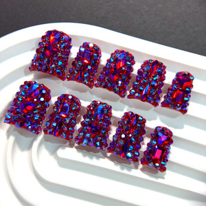10 faux <span class=keywords><strong>ongles</strong></span> courts style Y2K, design français, forme bec de canard, blancs avec croix dorée, faits à la main, prêts à poser - Product Image 5