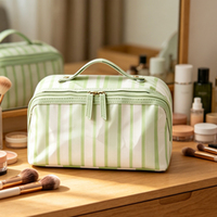 Vente en gros de trousse de maquillage pour femmes, imperméable, tendance, personnalisée, en PVC rayé, grande capacité, sac cosmétique de voyage avec fermeture éclair