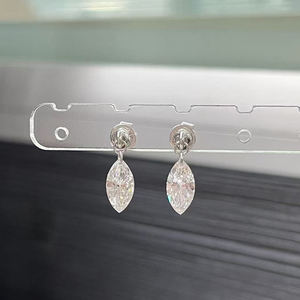 Pendientes de Oro de 10k Starsgem con Diamante Cultivado en Laboratorio, Diseño de Capa Flotante con un Solo Diamante - Product Image 5