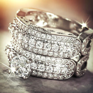 Set di anelli di fidanzamento di lusso in oro bianco con diamanti, gioielli raffinati da donna, fede nuziale con taglio rotondo brillante T0869 - Product Image 2