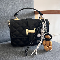 Porte-clés vintage multi-styles avec cordon tressé, breloques ours en peluche, tennis, baseball, dés et fermoir cœur, également utilisable comme breloque de sac