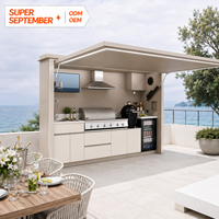 Îlot de cuisine extérieur de luxe avec toit rétractable et barbecue à gaz intégré, cuisine BBQ extérieure imperméable pour jardin