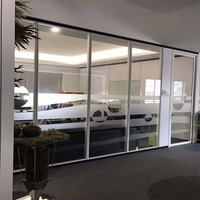 Cloison vitrée simple avec cadre en aluminium plat de 84 mm d'épaisseur et poutre en acier pour boutiques de luxe, cafés haut de gamme