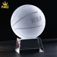 Trophée de basket-ball en cristal optique personnalisé avec base trapézoïdale courte