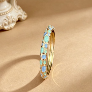 Al por mayor, Nuevas pulseras retro de aleación chapada en oro para mujer, con diseño floral de diamantes cloisonné, estilo vintage chino inspirado en esmalte abierto - Product Image 3