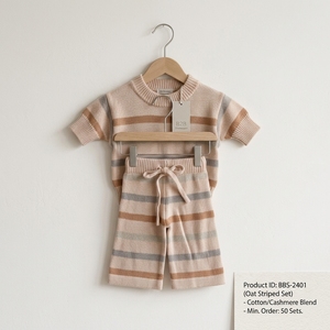 <span class=keywords><strong>Set</strong></span> Due Pezzi in Maglia Sostenibile per Neonati, Tonalità Naturali, Maglione a Righe e Pantaloni, Completo in Maglia per Bambini - Product Image 1