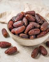 Verse gedroogde dadels, natuurlijke zoete snack, biologische hele Medjool dadels