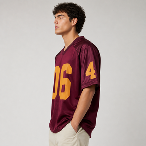 เสื้อฟุตบอลอเมริกันสีแดงเลือดหมูสำหรับผู้ชาย ดีไซน์ใหม่ปี 2026 ขายส่งราคาถูก - Product Image 2