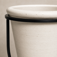 Vase en céramique moderne avec support en fer noir, vase décoratif sculptural de forme conique blanche pour la décoration de table console